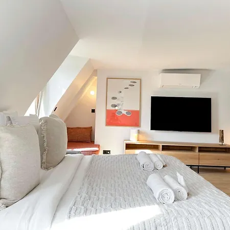 Luxurious Flat With Ac & Lift - Luxembourg Gardens Apartment